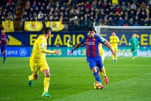 印度羽毛球队对决世界第一，首局不敌石宇奇